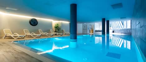 Inomhuspool, en sÀsongsöppen utomhuspool och solstolar