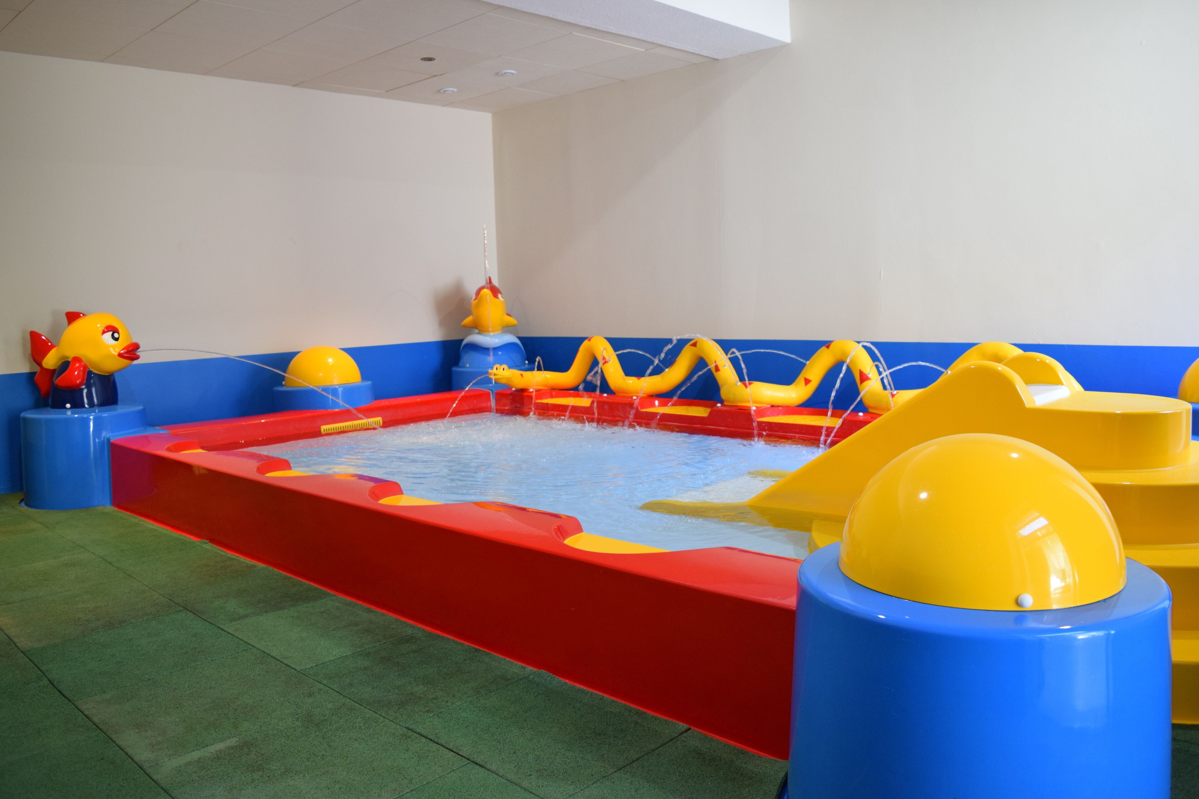 Piscine couverte, piscine extérieure (ouverte en saison)