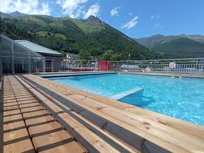 Alberca techada, alberca al aire libre por temporada y camastros