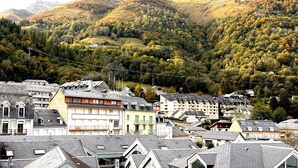 Un pueblo con arquitectura tradicional europea, con edificios de varios pisos, techos inclinados y balcones.