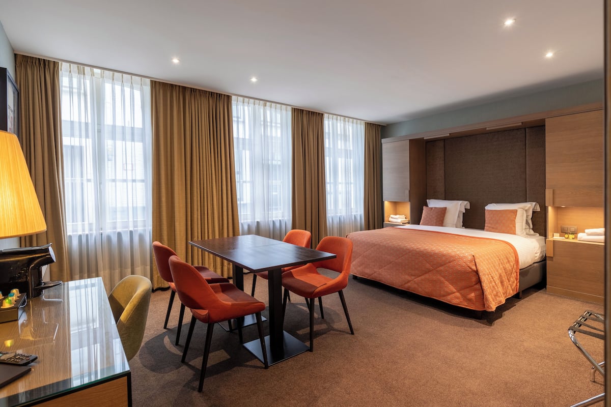 Ropa de cama de alta calidad, colchones con pillow-top y minibar