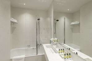Ensemble douche/baignoire, articles de toilette gratuits, sĂšche-cheveux
