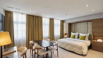 Ropa de cama de alta calidad, colchones con pillow-top y minibar