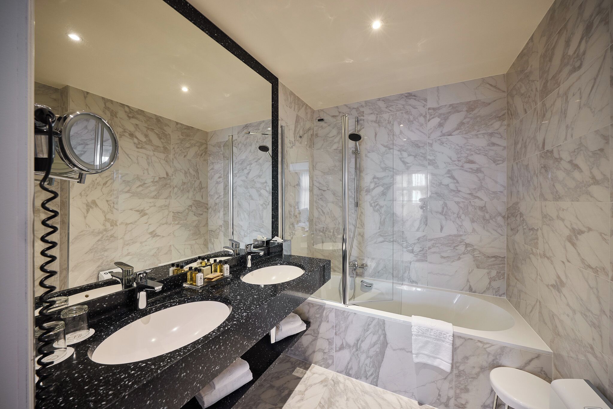Bañera con ducha, artículos de tocador gratuitos, secador de pelo