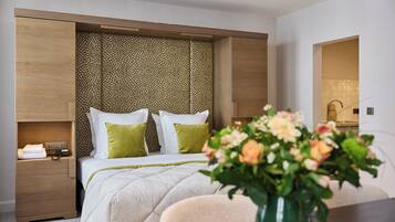 Executive appartement | Luxe beddengoed, pillowtop-bedden, een minibar, een kluis op de kamer