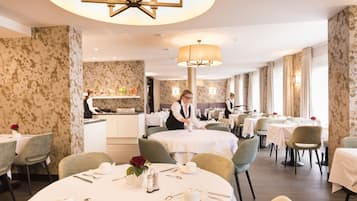 Desayuno buffet diario (EUR 25 por persona)