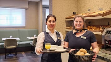 Desayuno buffet diario (EUR 25 por persona)