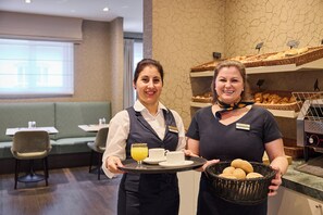 Daily buffet breakfast (EUR 25 per person) - Aragon House (Bruges)