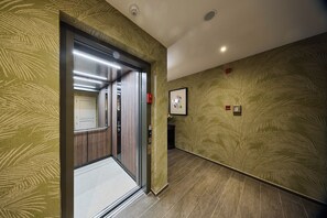 Elevator - Aragon House (Bruges)