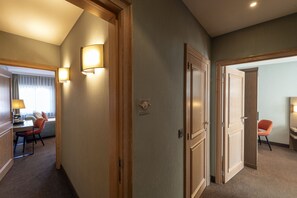 Ropa de cama de alta calidad, colchones con pillow-top y minibar 