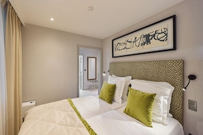 Residence "Queen Catherine" | Premium bedding, pillow-top beds, minibar, in-room safe