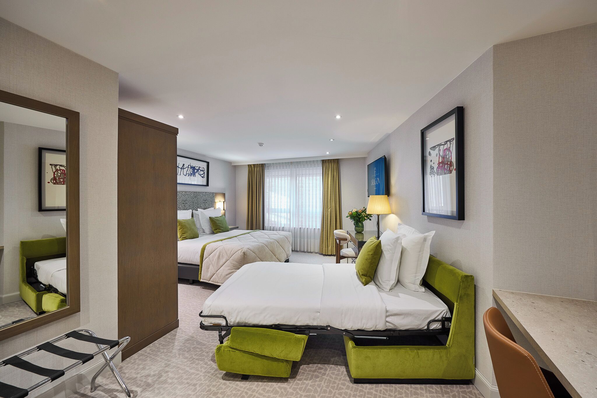 Ropa de cama de alta calidad, colchones con pillow-top y minibar 