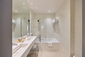 Residence "King Ferdinand" | 浴室 | 花灑/浴缸組合、免費梳洗用品、風筒、提供毛巾