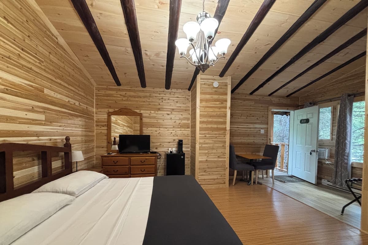 Soundproofing, free WiFi, bed sheets