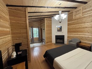 Soundproofing, free WiFi, bed sheets - Auberge Alpine Inn (Sainte-Adele)