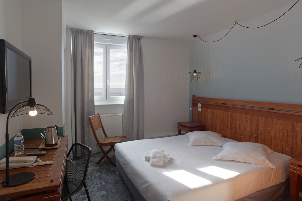 Double Room, 1 Queen Bed, Sea View | Premium bedding, minibar, in-room safe, desk