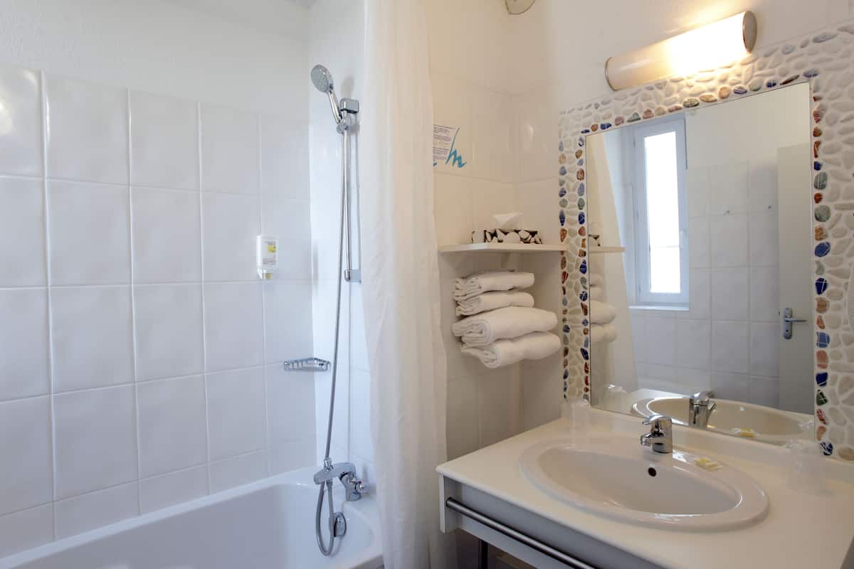 standard triple room, garden view | bathroom amenities | free toiletries, hair dryer, towels