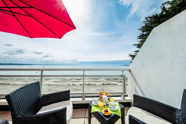 Daily buffet breakfast (EUR 16 per person)