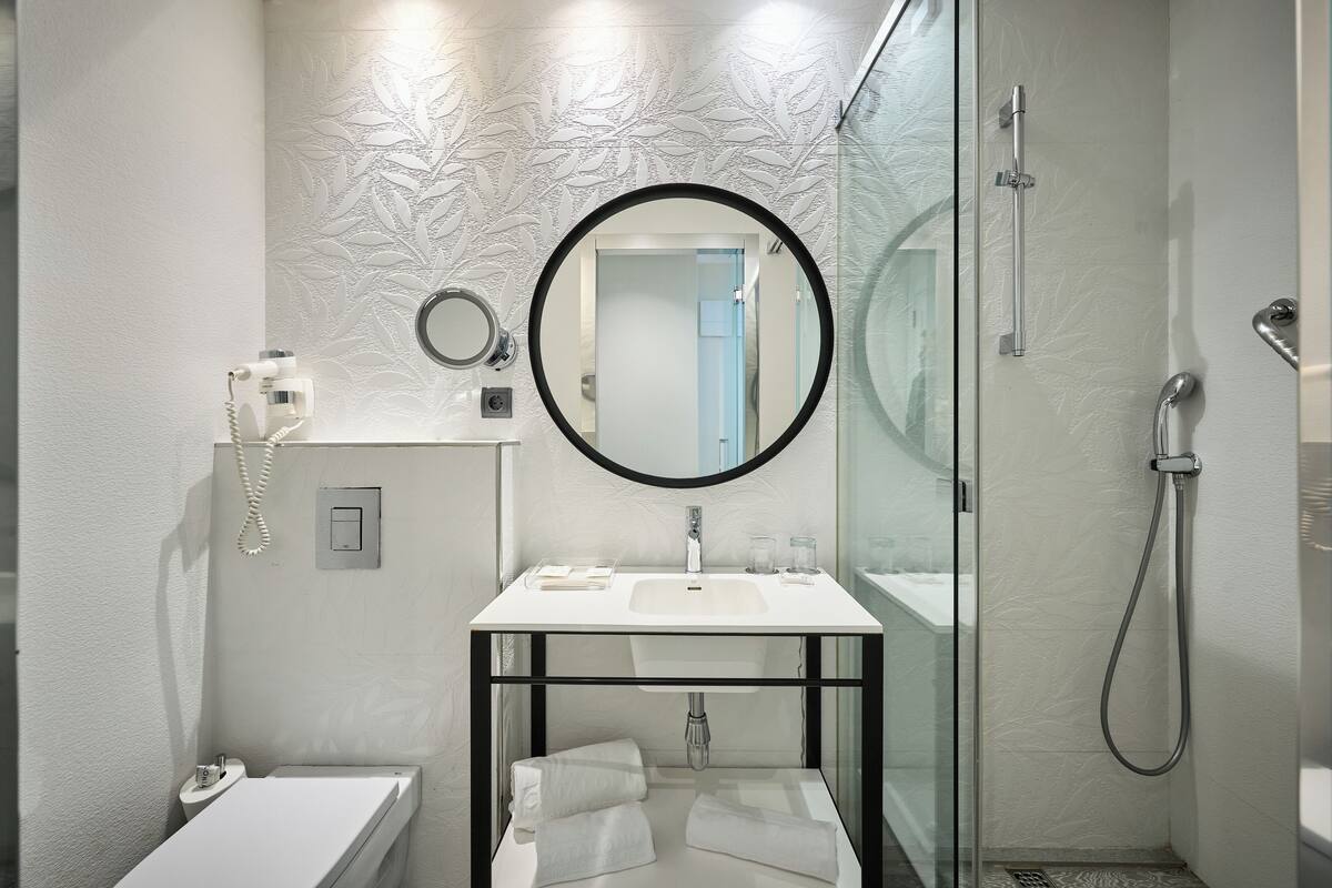 single room | bathroom | eco-friendly toiletries, hair dryer, towels