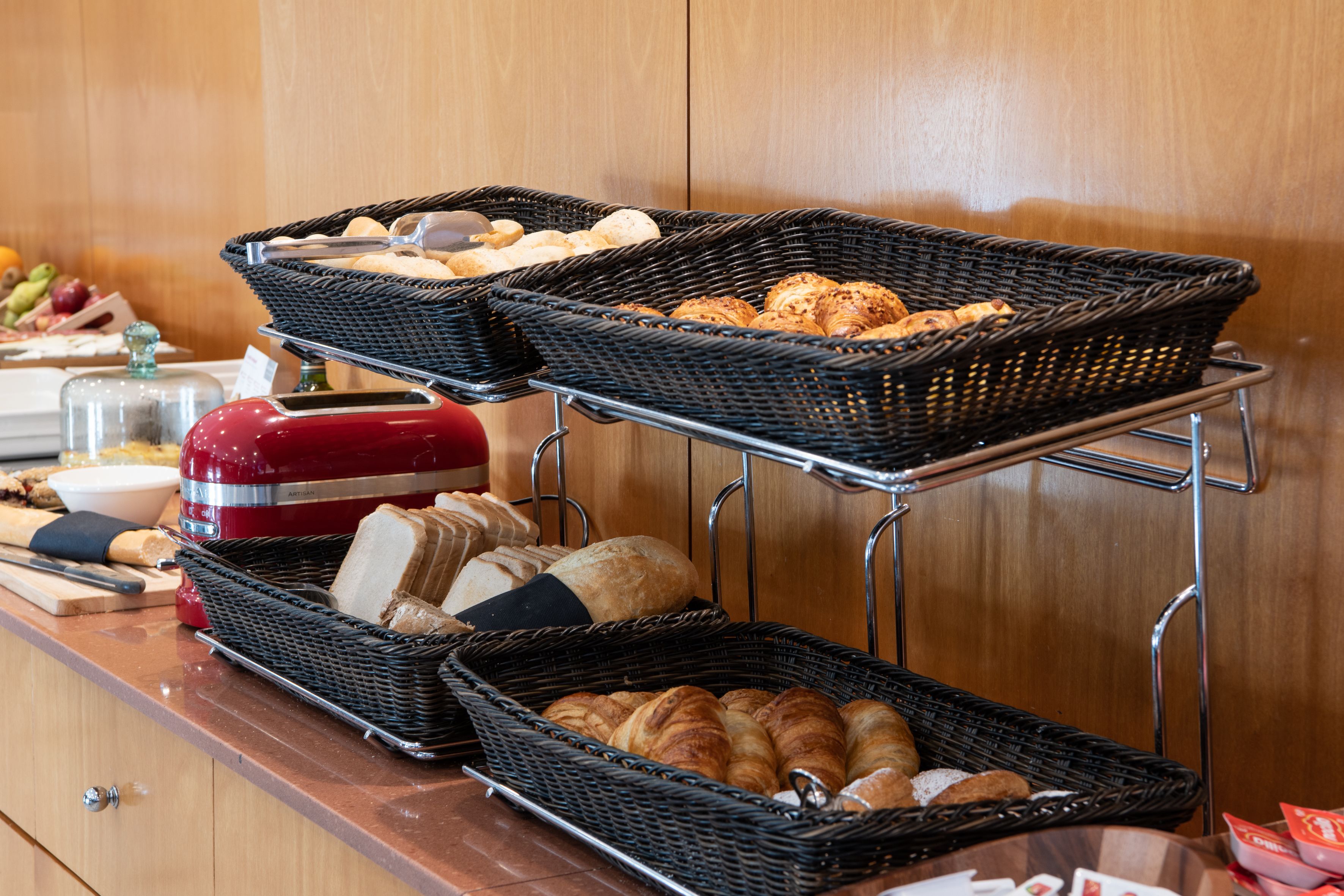 بوفيه فطور يوميًا بتكلفة قدرها (14 EUR للشخص)