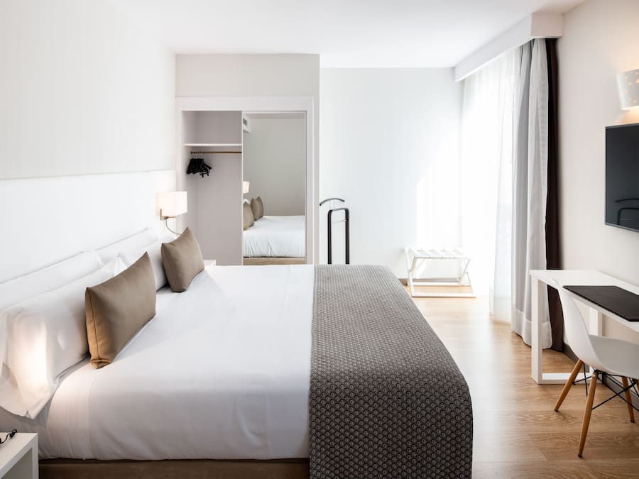 Minibar, in-room safe, soundproofing, free WiFi