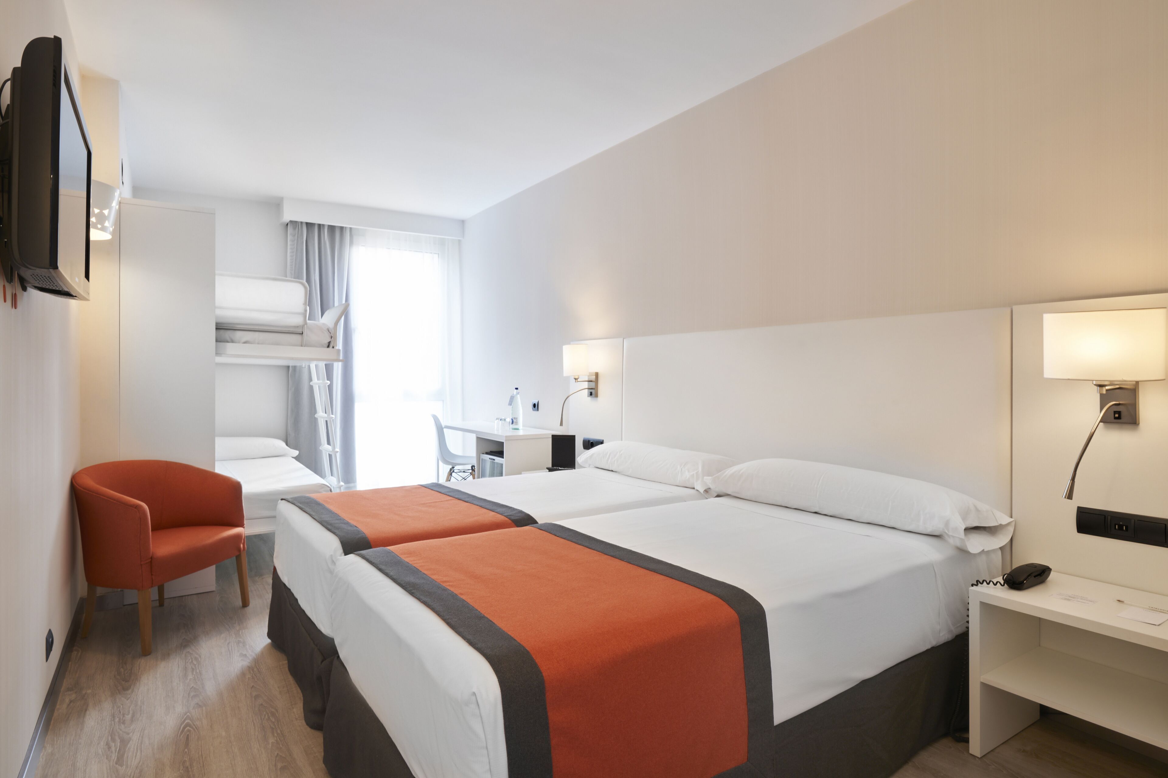Minibar, in-room safe, soundproofing, free WiFi