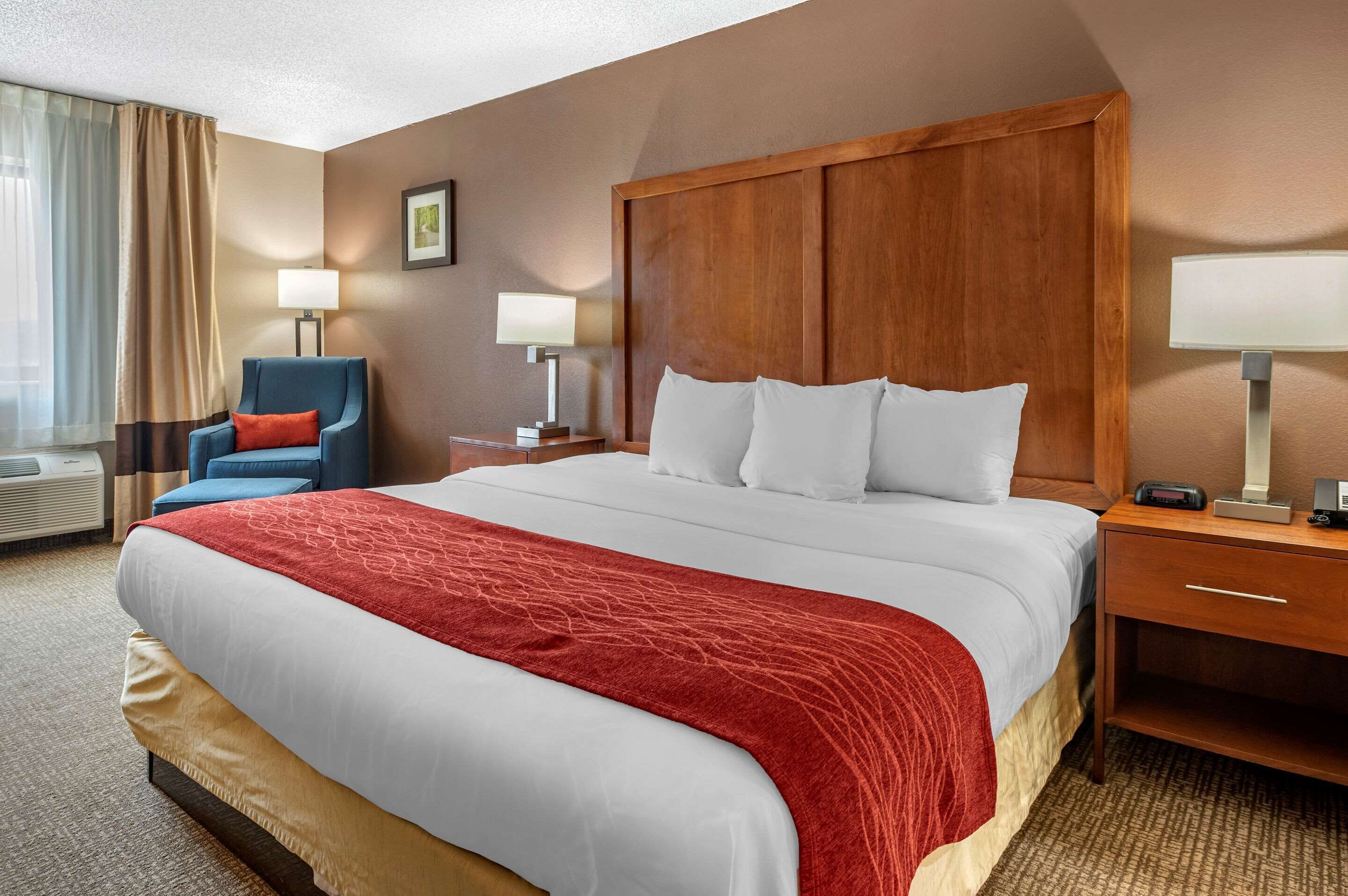 Literie de qualité, bureau, fer et planche à repasser