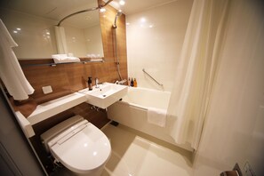Combined shower/bathtub, free toiletries, hair dryer, slippers - Hotel Sunroute Asakusa (Tokyo)