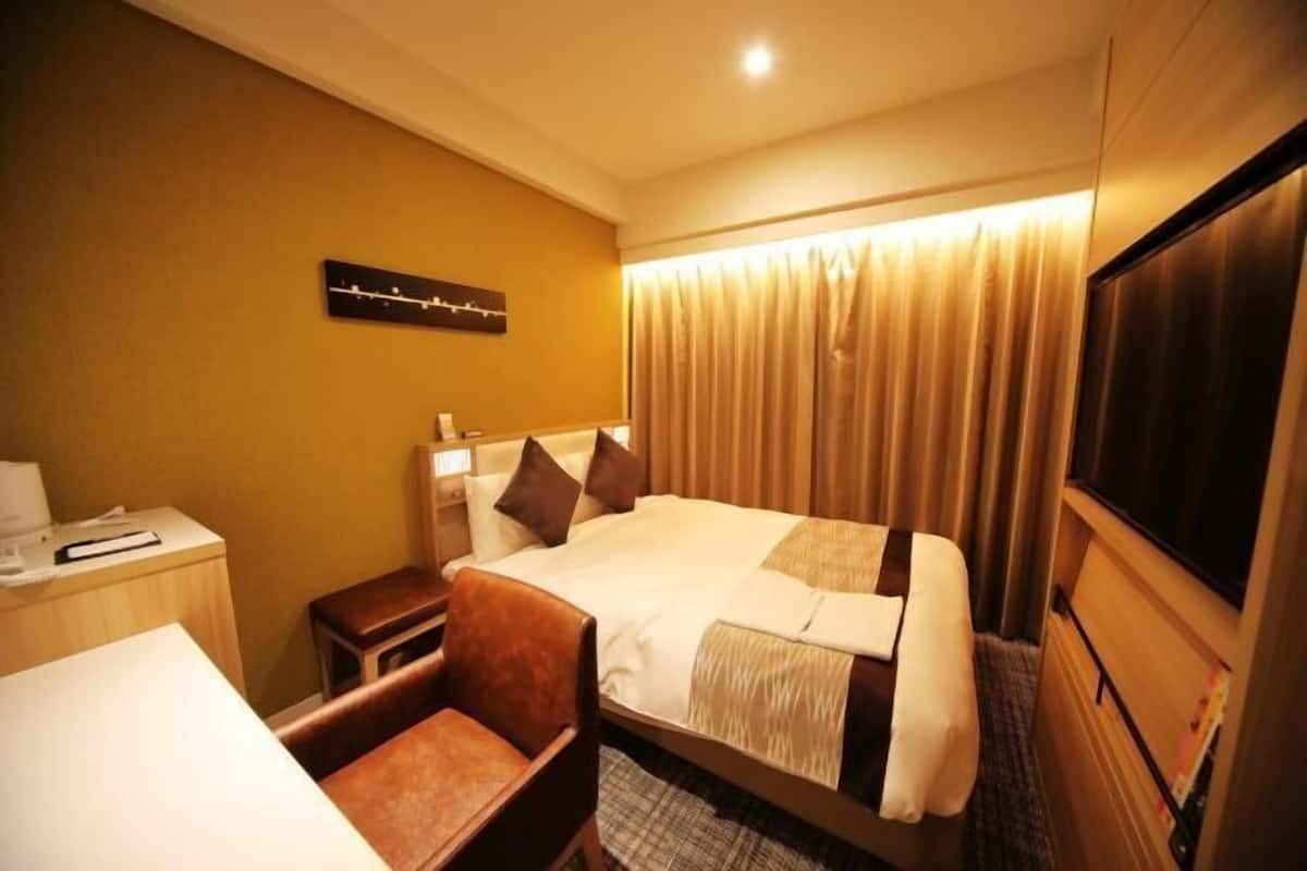 Desk, blackout curtains, free WiFi, bed sheets