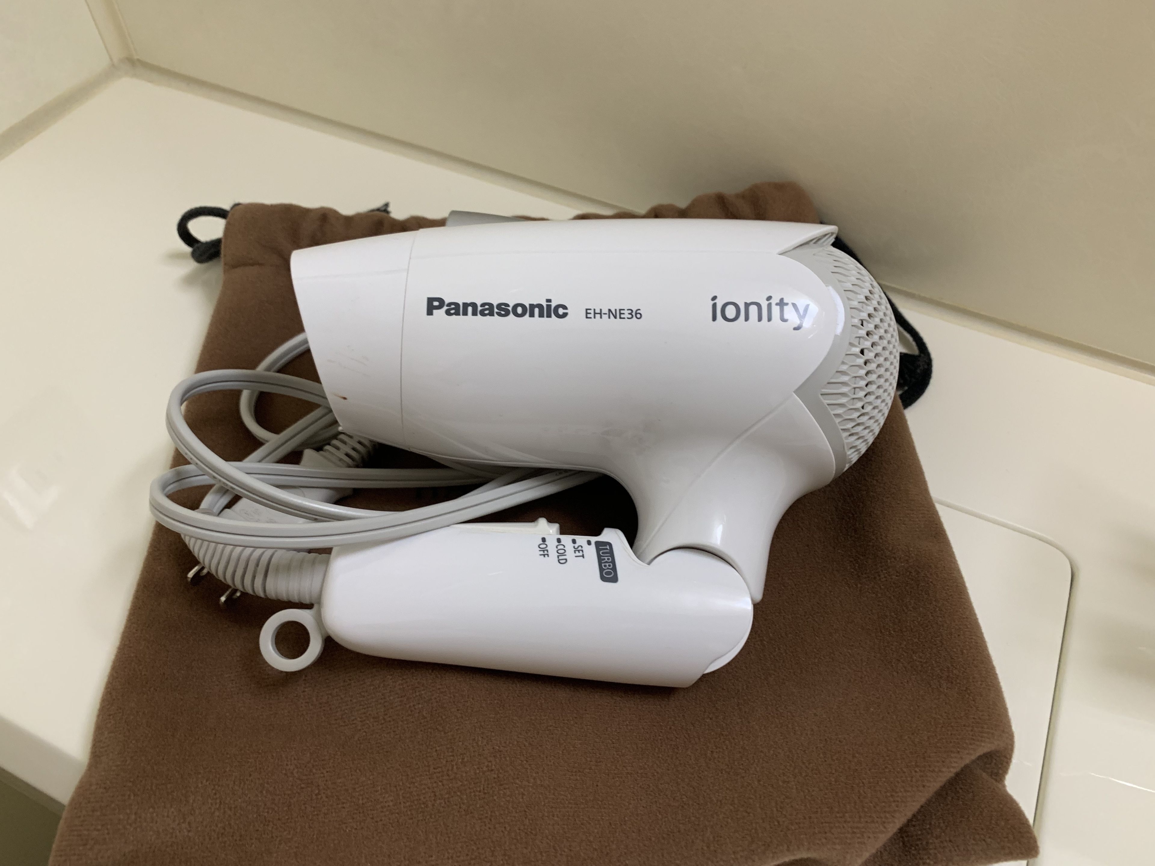 combined shower/bathtub, free toiletries, hair dryer, slippers