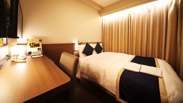 A hotel room with a bed, a desk, a telephone, and a magazine on the desk. - Hotel Sunroute Asakusa (Tokyo)