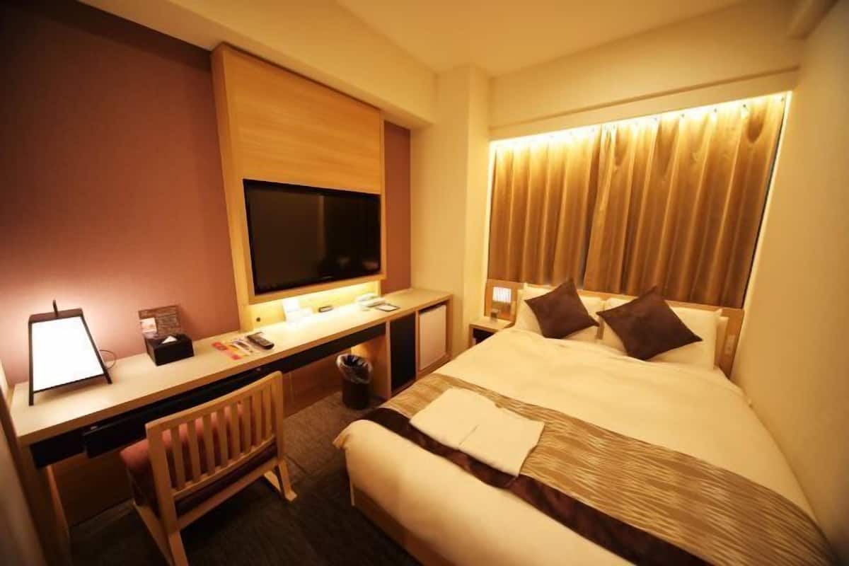 Desk, blackout curtains, free WiFi, bed sheets