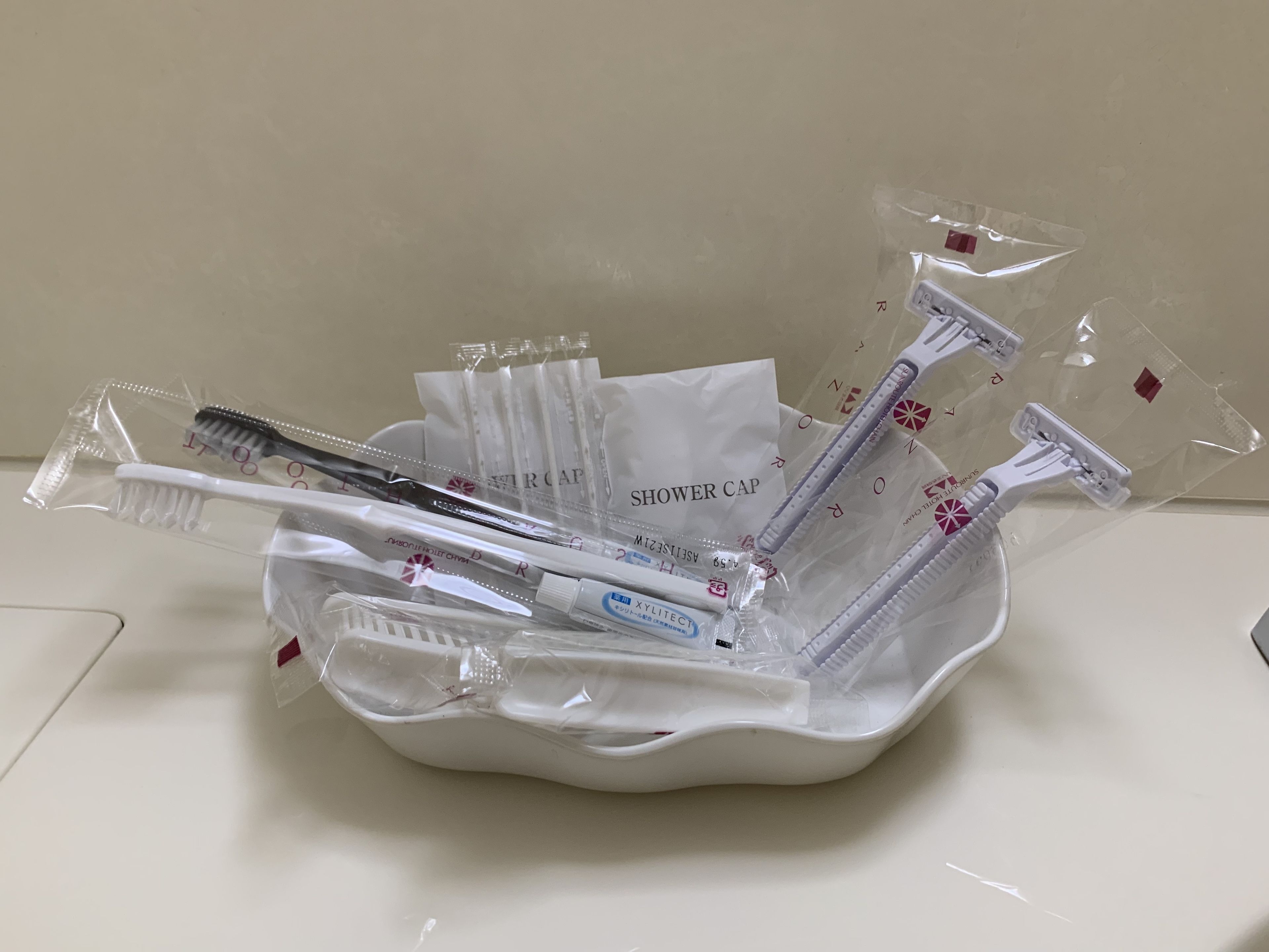 combined shower/bathtub, free toiletries, hair dryer, slippers