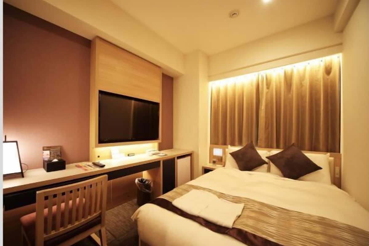 Desk, blackout curtains, free WiFi, bed sheets