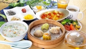 Daily cooked-to-order breakfast (JPY 1540 per person)