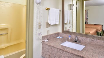 Combined shower/tub, free toiletries, hair dryer, towels