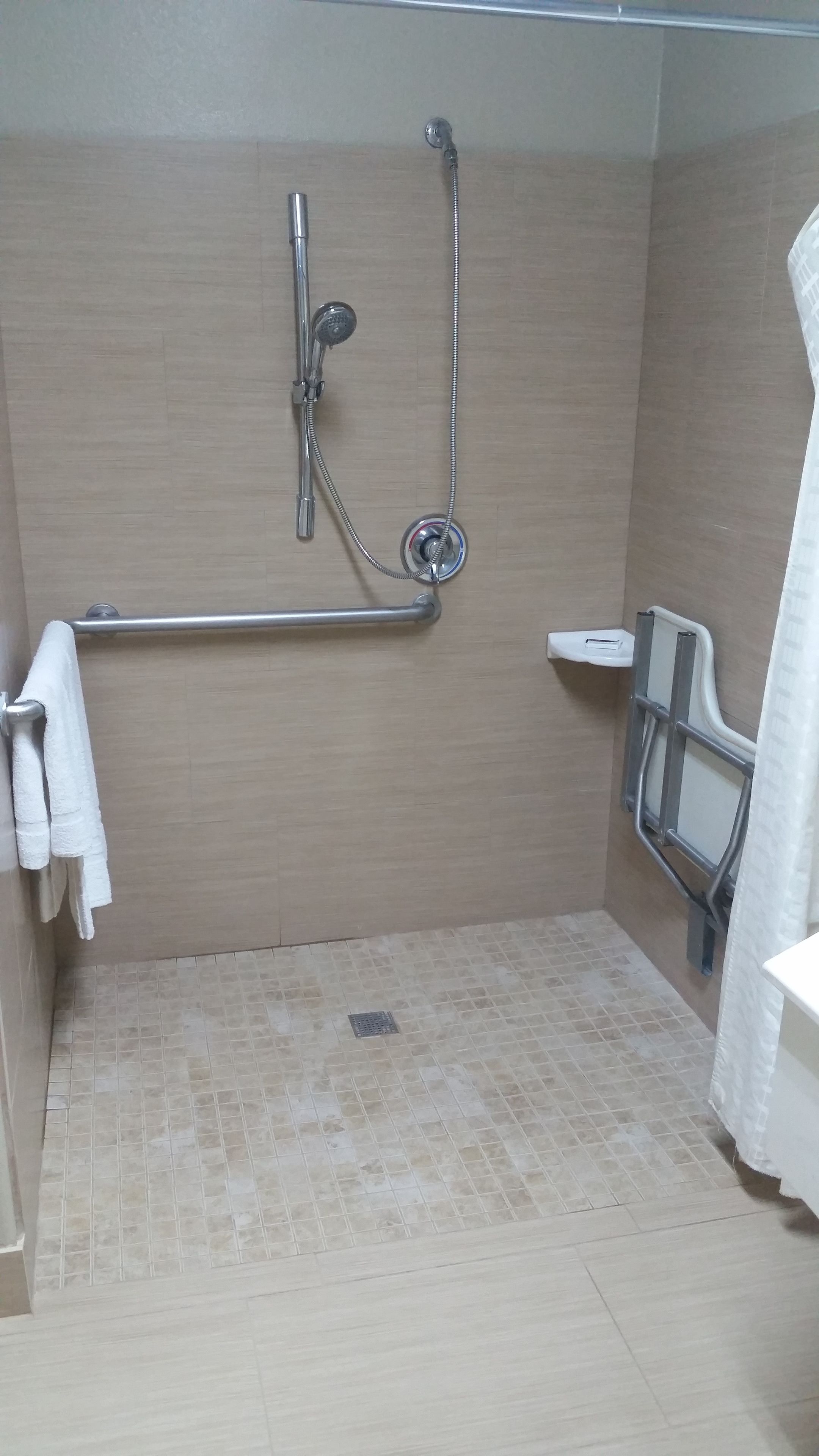 Combined shower/bathtub, hair dryer, towels