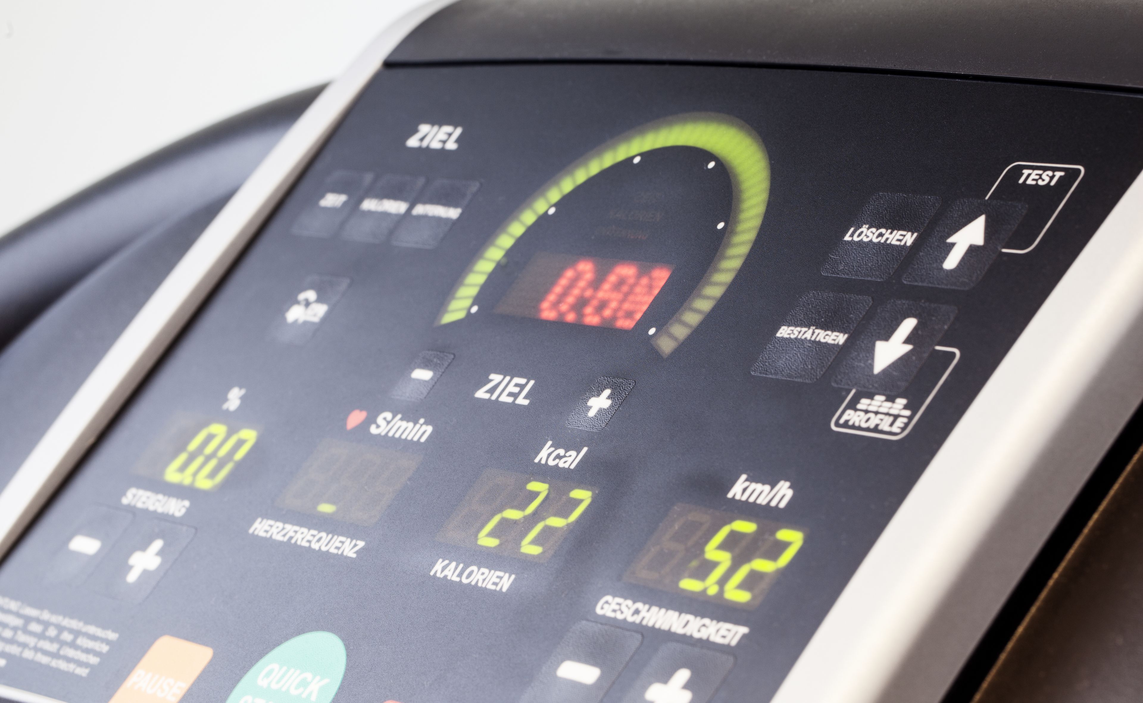 Ein Fitnessgerät mit digitalem Display, das Werte wie Kalorienverbrauch, Herzfrequenz und Geschwindigkeit anzeigt.