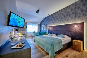 Junior Suite | Hypo-allergenic bedding, Select Comfort beds, minibar, in-room safe - Posthotel Walhalla Regensburg Ost (Donaustauf)