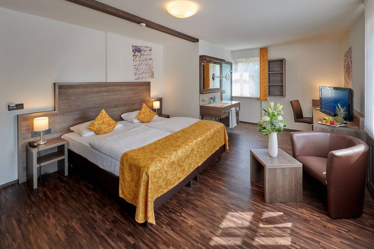 Hypo-allergenic bedding, Select Comfort beds, minibar, in-room safe
