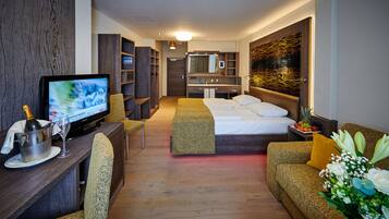 Hypo-allergenic bedding, Select Comfort beds, minibar, in-room safe