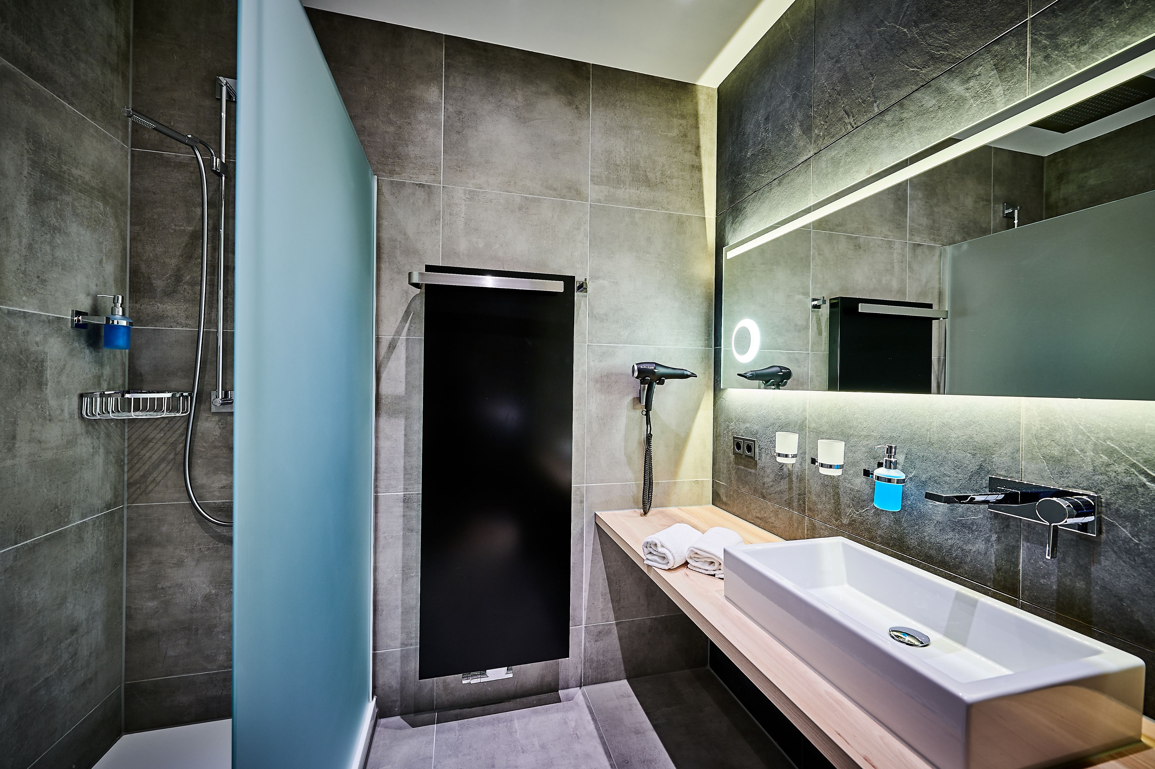 junior suite | bathroom | shower, hair dryer, bathrobes, towels