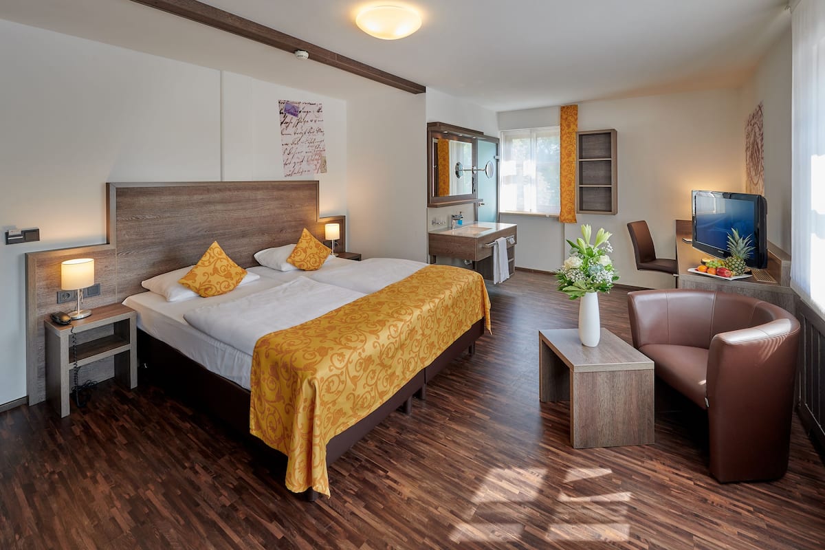 Hypo-allergenic bedding, Select Comfort beds, minibar, in-room safe