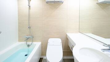 Un baño moderno con bañera, inodoro y lavamanos.