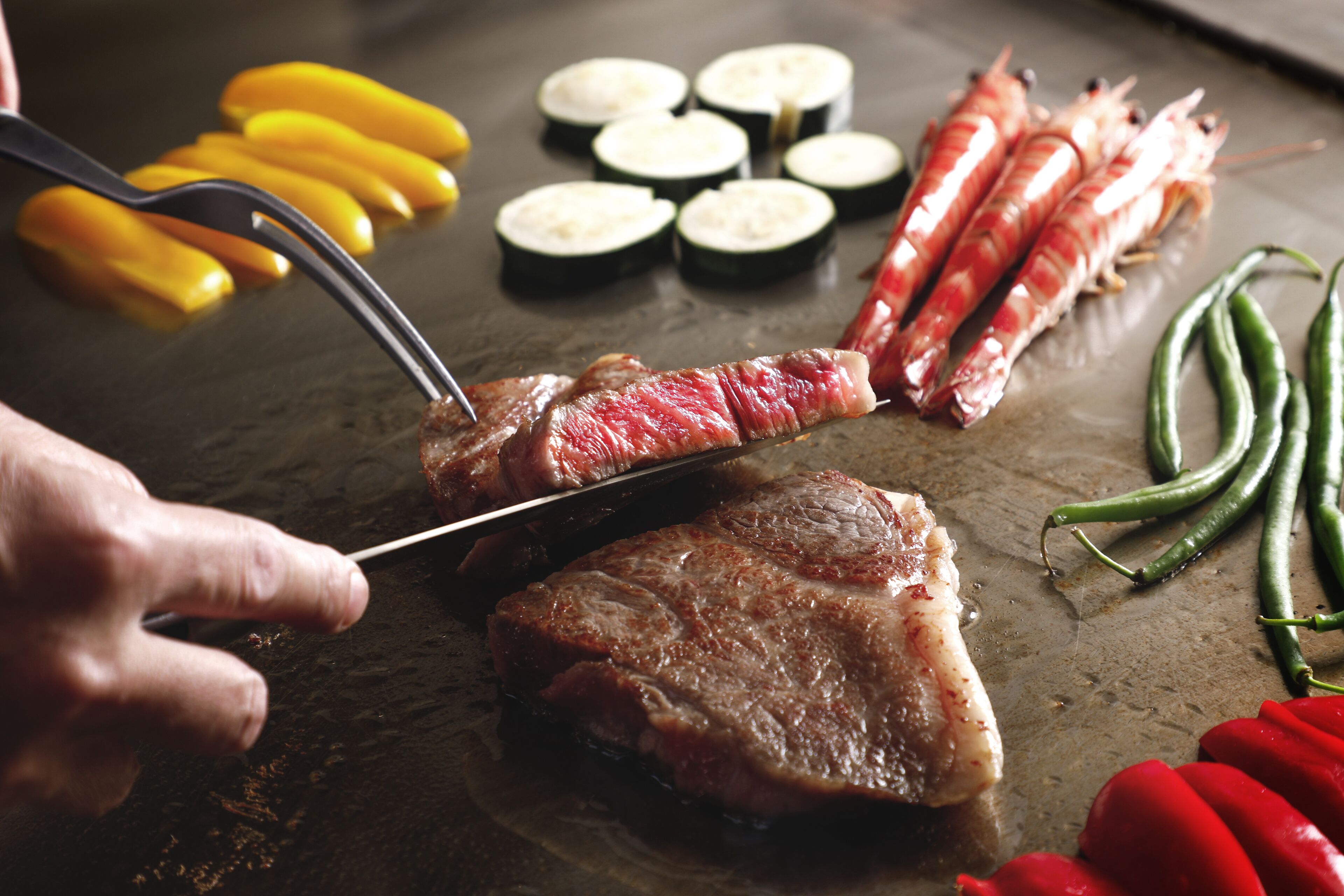 Una parrilla con diversos tipos de carne y verduras.