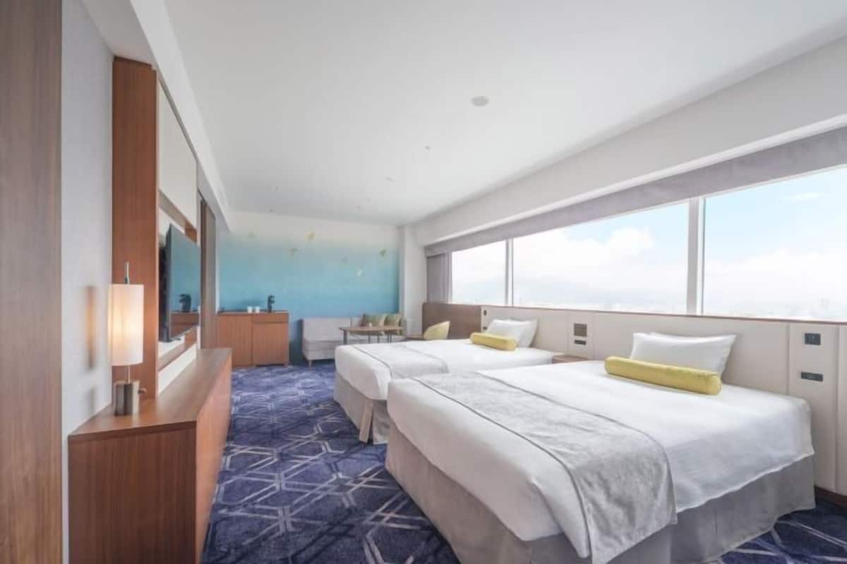 1 bedroom, premium bedding, down comforters, in-room safe