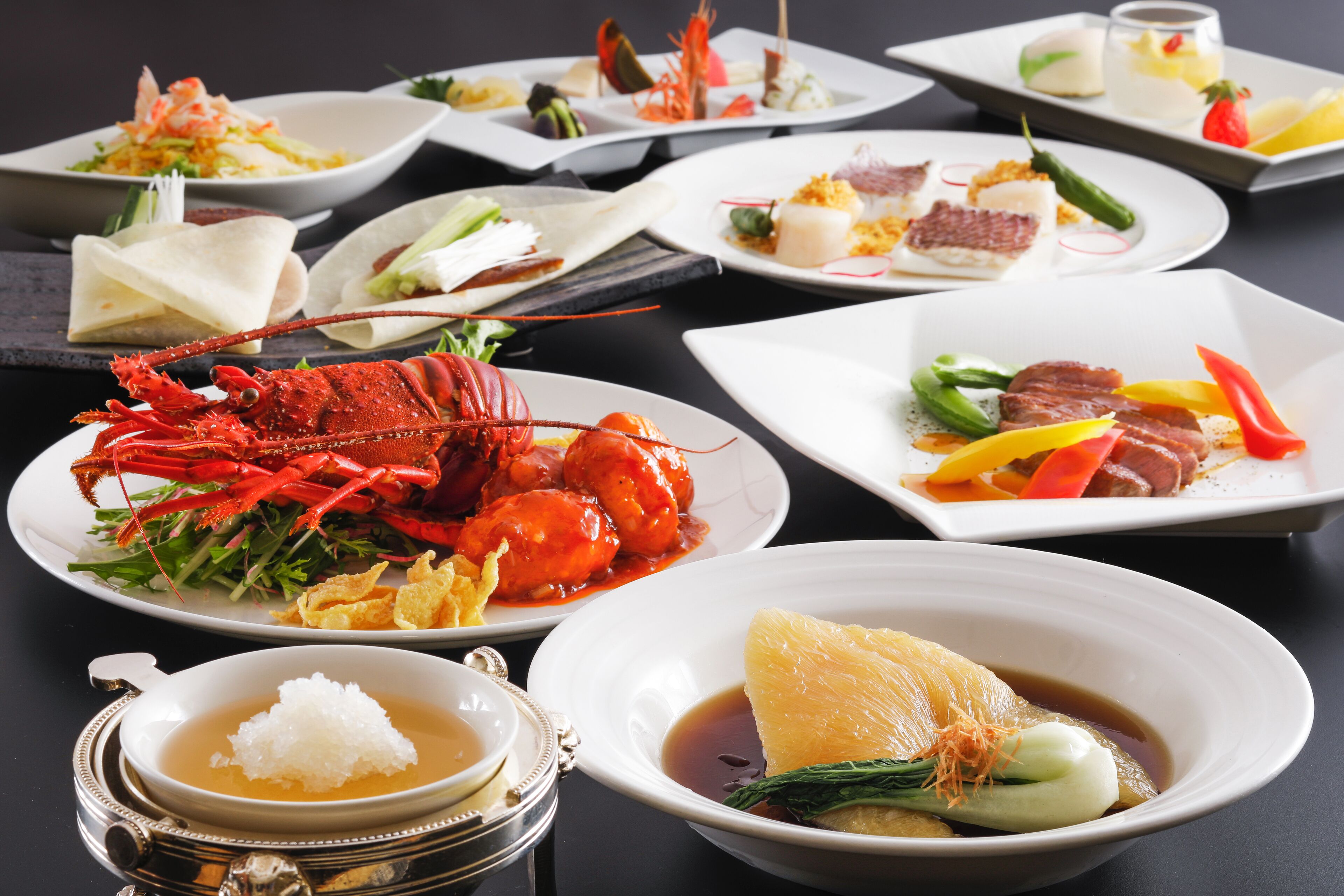 Un assortiment de plats comprenant des fruits de mer, des légumes et du riz.