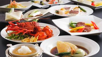 Un assortiment de plats comprenant des fruits de mer, des légumes et du riz.