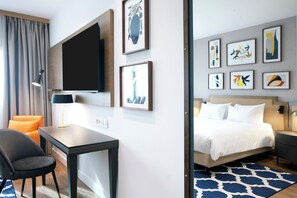 Minibar, caja de seguridad en la habitación y escritorio 