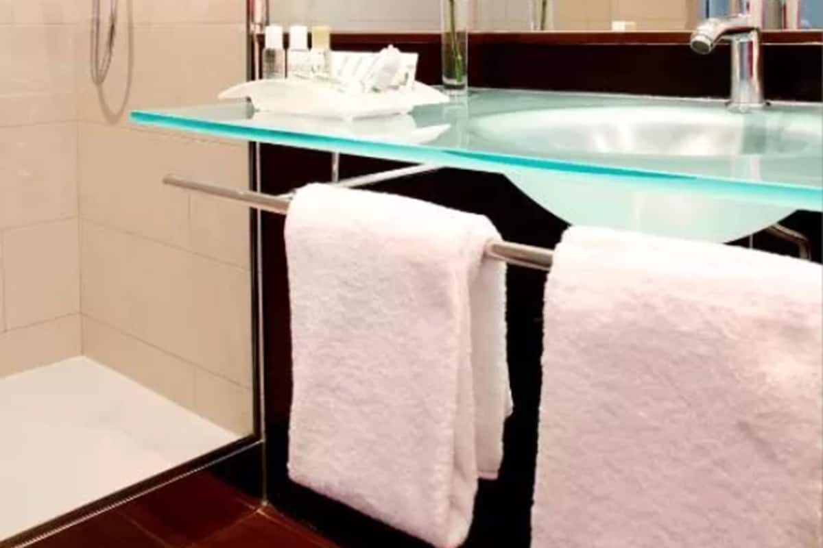 Suihku, ilmaiset hygieniatuotteet, hiustenkuivaaja, pyyhkeet